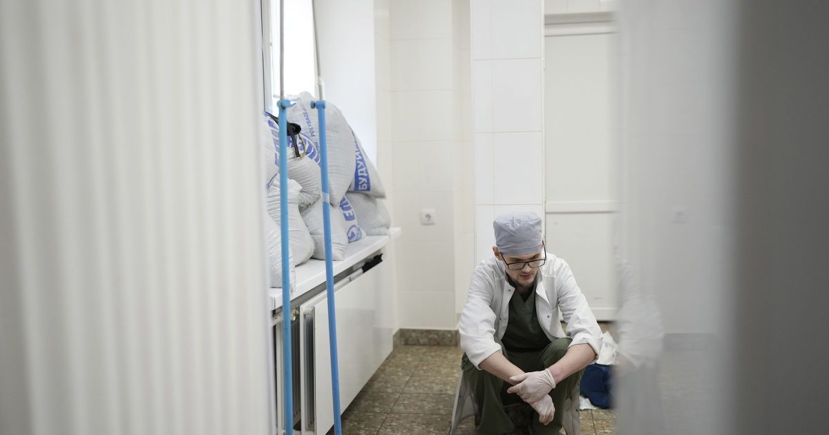 Оккупанты в Запорожье обстреливали эвакуационные колонны: в областной больнице спасают 16 детей
