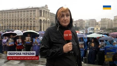 Попри дощ і тривоги! Сотні людей вийшли на майдан у пам'ять про Бахмут