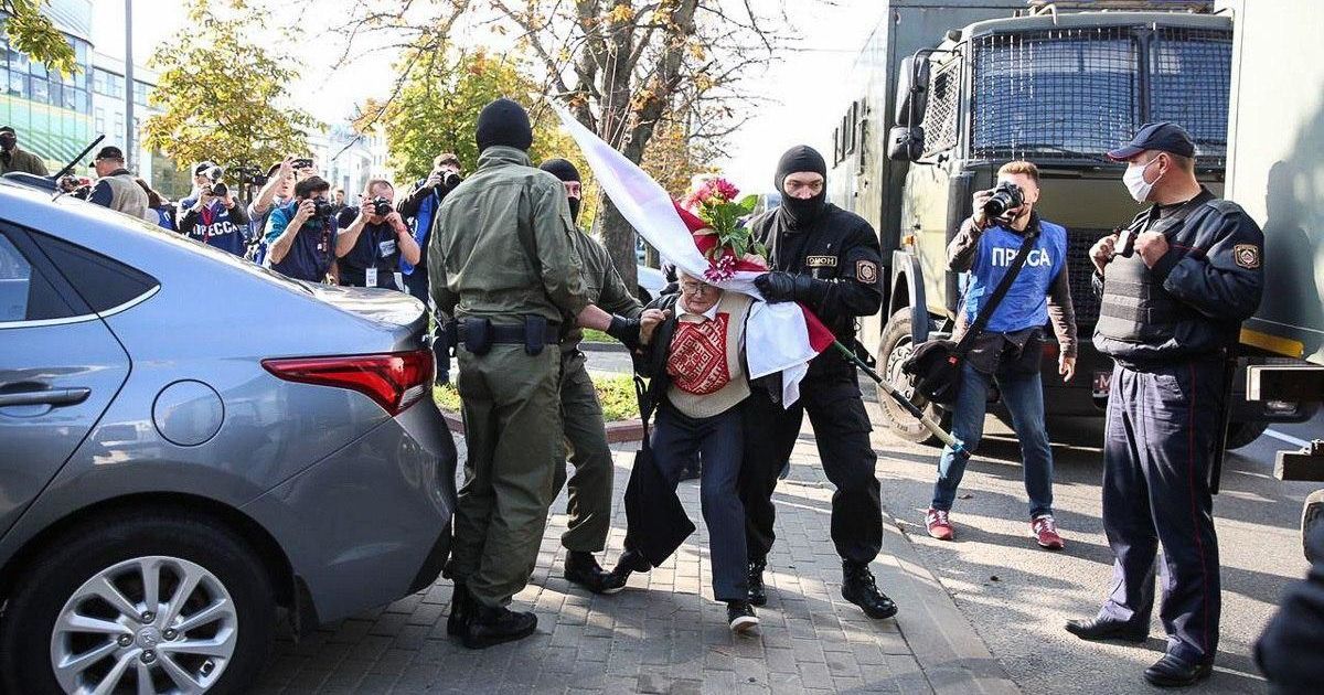 Деяких волокли по асфальту, а хтось втрачав свідомість: у Мінську відбувся жіночий марш