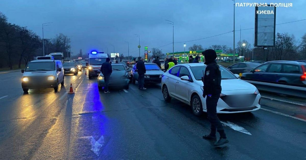 У Києві на Столичному шосе сталася ДТП за участю п'яти автомобілів