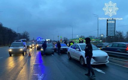 В Киеве на Столичном шоссе произошло ДТП с участием пяти автомобилей
