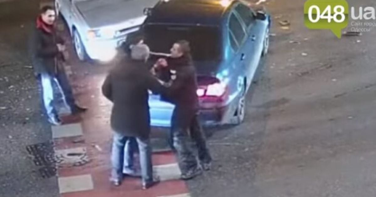 Сорвал злость: в Одессе пассажир после ДТП устроил драку посреди улицы