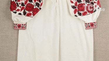 Сорочка жіноча додільна вишита. Поч. ХХ ст. Київська обл., Києво-Святошинський р-н, с. Пирогів. Крамна тканина, заполоч; хрестик, пухлики / © Музей Івана Гончара