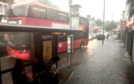 Европа продолжает страдать от наводнений: в Британии после мощных ливней затопило столицу