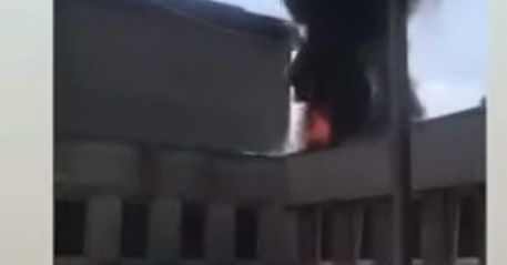 Столб черного дыма поднимается в небо: во Львове возник масштабный пожар на территории школы (видео)
