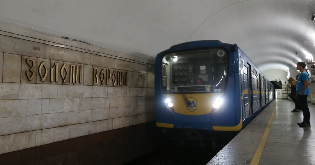 У київському метро під потяг впала людина: рух було зупинено
