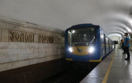 В киевском метро под поезд упал человек: движение было остановлено