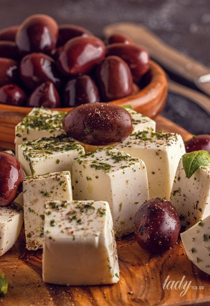 Маринованная брынза с маслинами
