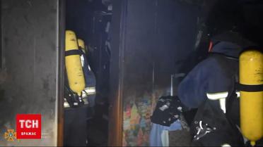 Новини України: одеські рятувальники винесли з охопленої полум'ям квартири трирічного малюка