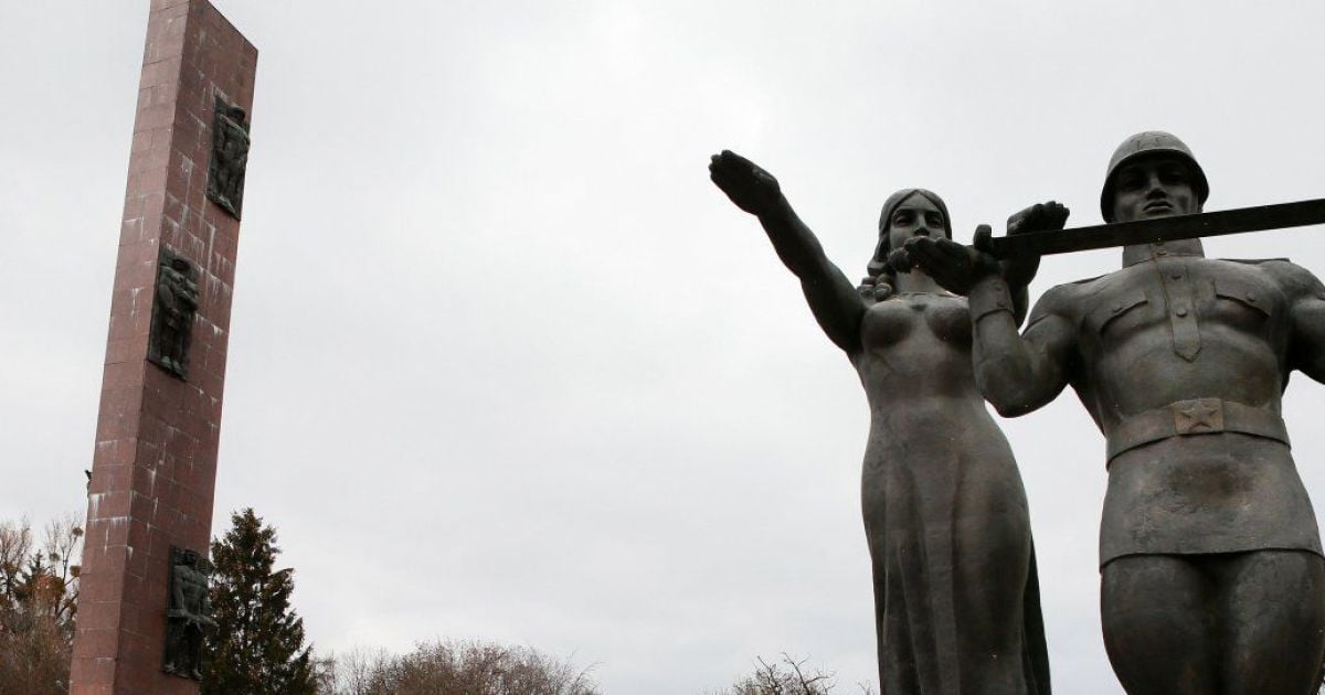 У Львові демонтовують радянський Монумент Слави: на його місці встановлять новий пам'ятник