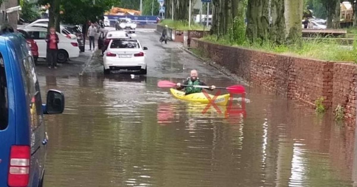Потоп в Днепре: горожане передвигаются на лодках (видео)
