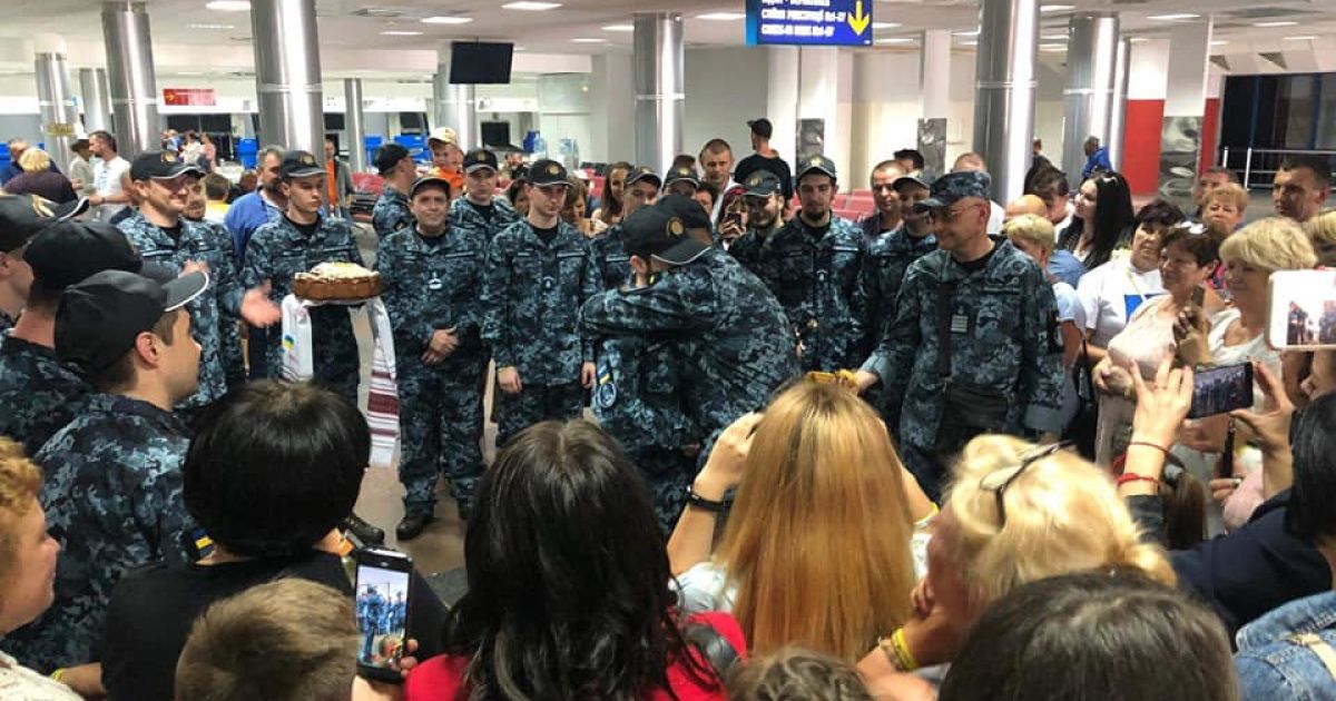 Освобожденных моряков наградили прямо в аэропорту "Борисполь"
