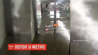 Из-за потопа в харьковском метро люди ожидали поезд, стоя в воде