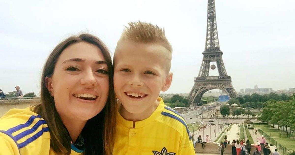 8-летний болельщик Володя Бобенчик наконец добрался до Парижа