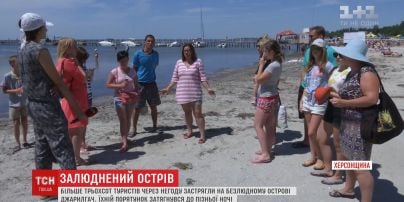 На Херсонщині понад 300 людей застрягли на безлюдному острові через негоду