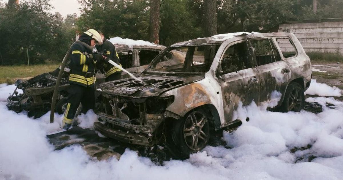 В Киеве на импровизированной парковке сгорели две элитные автомобили