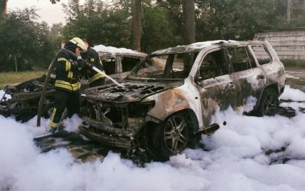 У Києві на імпровізованій парковці згоріли дві елітні автіки