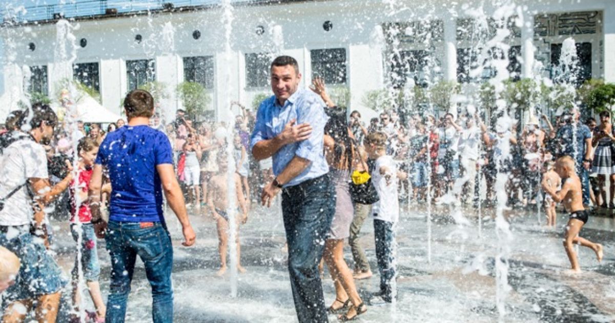 Радостный Кличко искупался в фонтане
