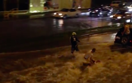 Россияне катались на надувных матрасах по затопленным улицам Владивостока