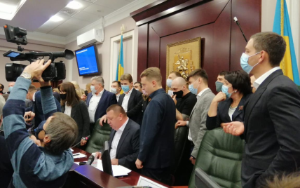 В Киевском облсовете произошла драка из-за депутата с коронавирусом: появилось видео
