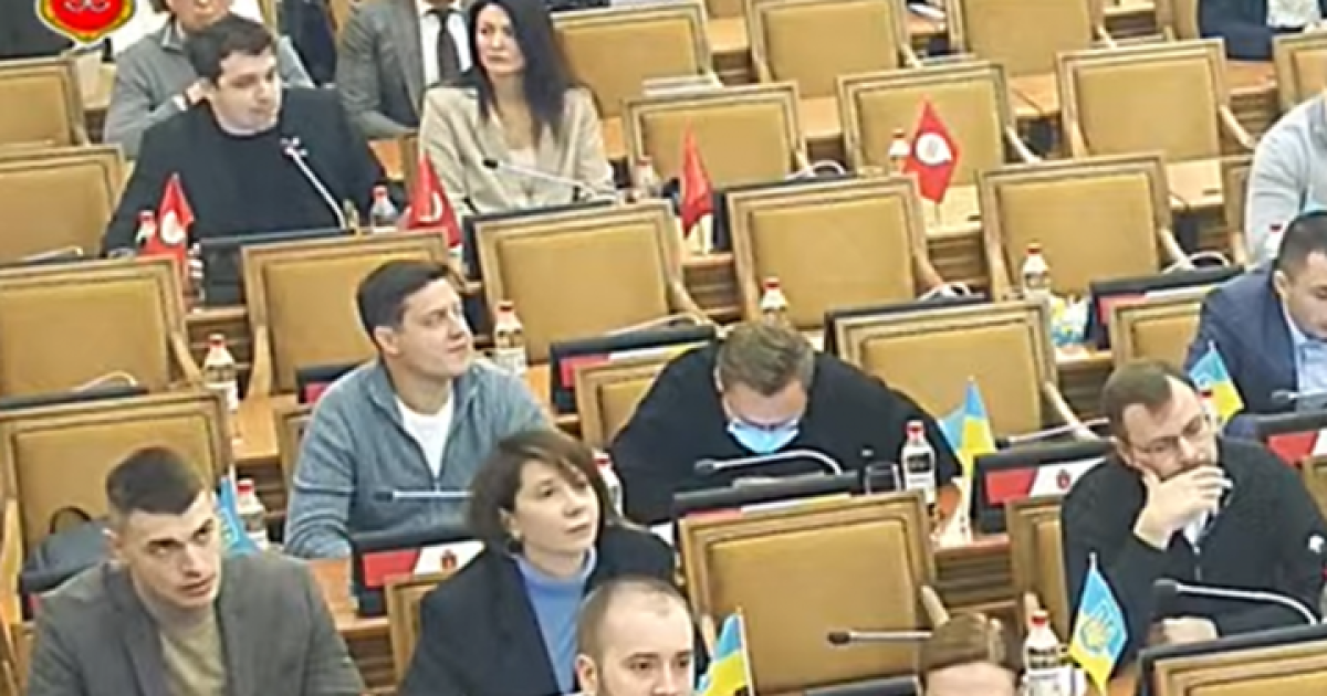 Скандал в горсовете Одессы: депутат убрал флаги Украины со стола (видео)