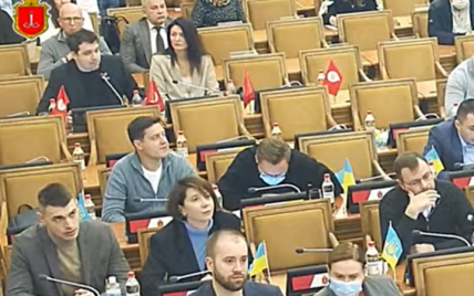 Скандал у міськраді Одеси: депутат прибрав прапори України зі столу (відео)