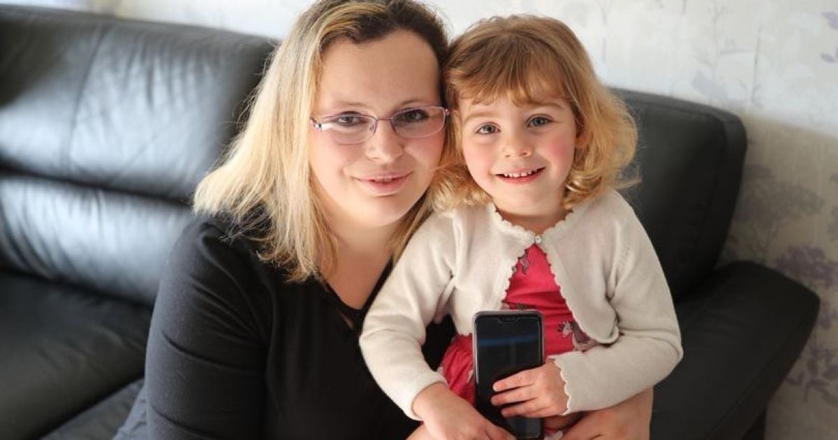 Дворічна дочка врятувала британку від смерті за допомогою дзвінка бабусі у Facebook