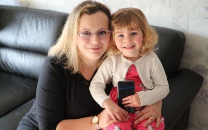 Дворічна дочка врятувала британку від смерті за допомогою дзвінка бабусі у Facebook
