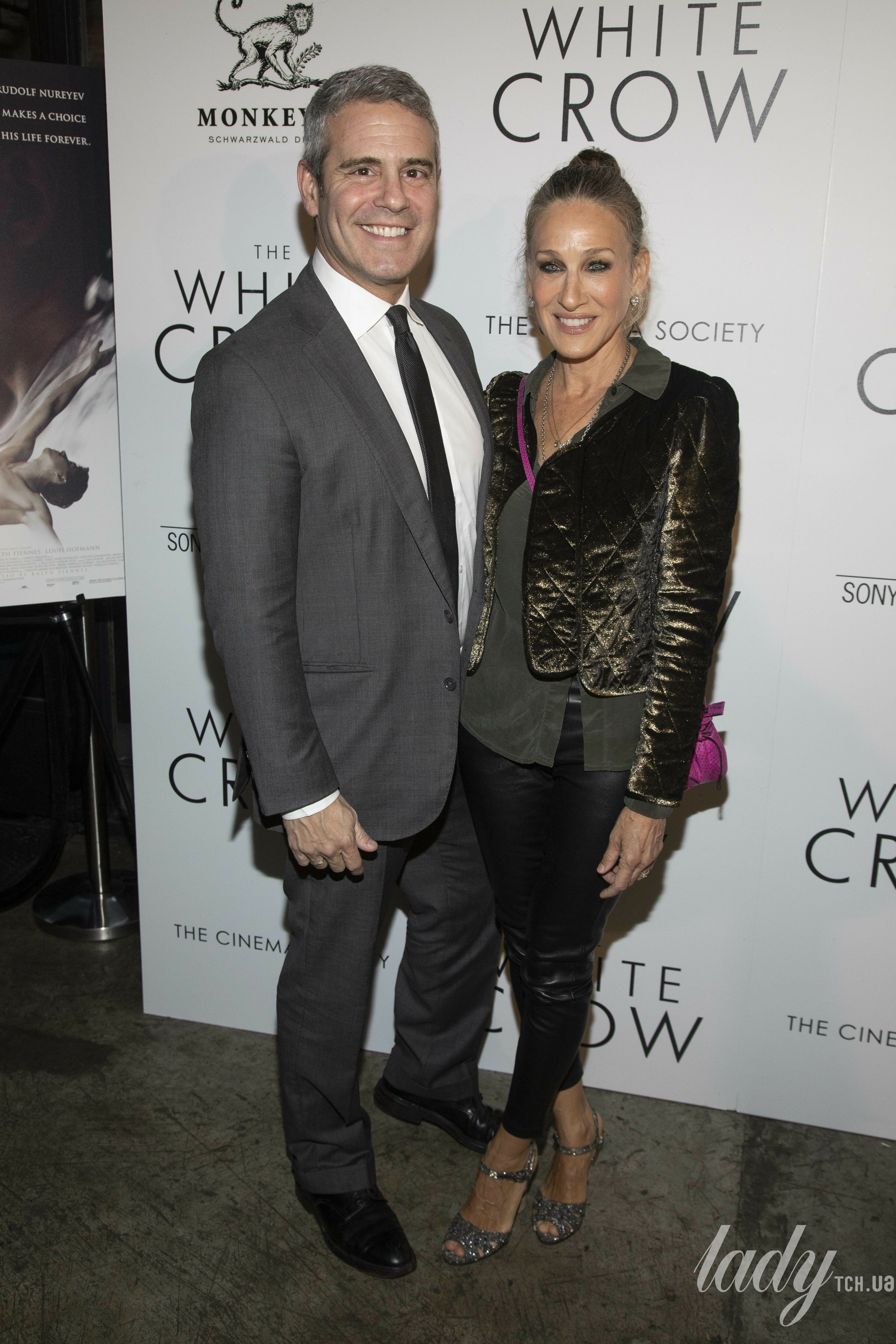 Жас жігіт әйелдің мысығын жалайды