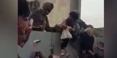 Билет в неизвестность: маленькую девочку передавали из рук в руки солдатам США для эвакуации из Афганистана