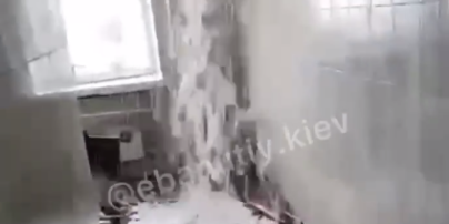 Потоки води летіли зі стелі: один зі студентських гуртожитків Києва затопило (відео)