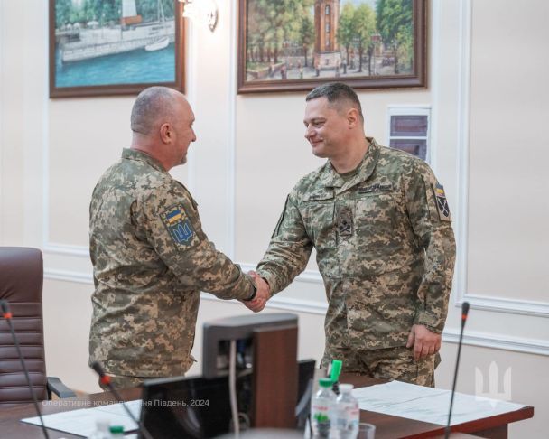 Командувач Сухопутних військ ЗСУ представив особовому складу новопризначеного командира / © Facebook/Оперативне командування "Південь"