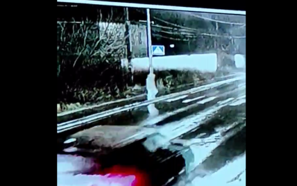 У Києві дівчину на "зебрі" на швидкості зніс автомобіль: момент потрапив на камери спостереження