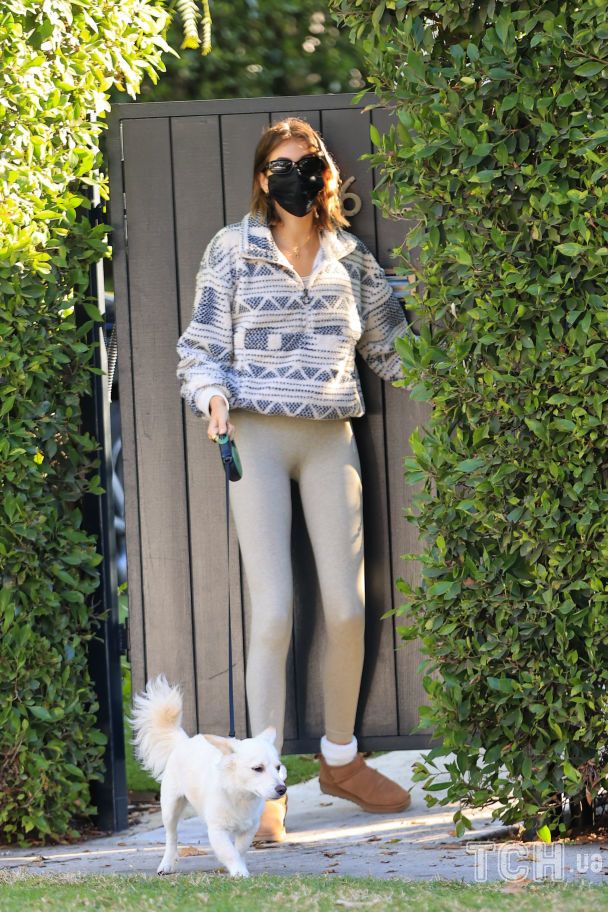 Кая Гербер та її собака в лютому 2021-го / © Getty Images