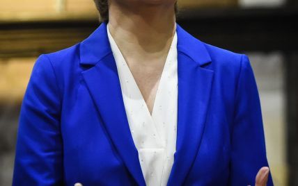 У синьому костюмі і на шпильках: перша міністерка Шотландії на фабриці з виробництва холодильників