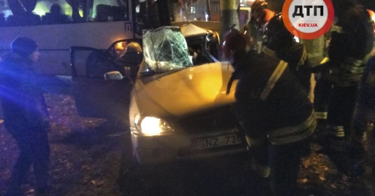 ДТП автобус і Лексус Київ_2 / © facebook.com/dtp.kiev.ua