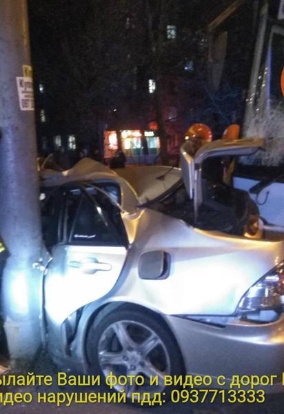 В Киеве автобус "вмял" Lexus в столб, водитель легковушки в тяжелом состоянии