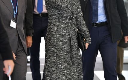 Королеви теж носять ботфорти: 46-річна Летиція прилетіла до Швейцарії в ефектному образі