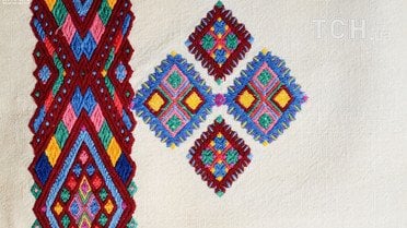 Фрагмент жіночої сорочки. Поч. ХХ ст. Закарпатська обл., Свалявський р-н, с. Керецьки. Домоткане бавовняне полотно, муліне; настил, хрестик, обметування / © Музей Івана Гончара