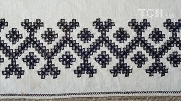 Фрагмент жіночої сорочки. І пол. ХХ ст. Київська обл., м. Біла Церква. Домоткане лляне полотно, заполоч; хрестик, ретязь, рясування, пухлики, вирізування, змережування, зубці / © Музей Івана Гончара