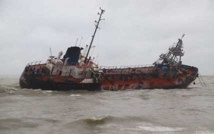 В Одесі із затонулого танкера "Делфі" стався витік пального: у воді високий вміст нафтопродуктів