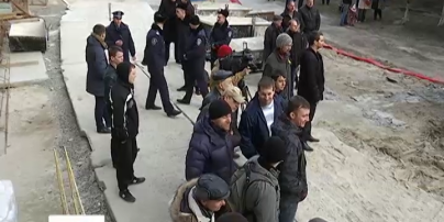 Экскаватор в сопровождении сотрудников милиции засыпал котлован очередной скандальной застройки