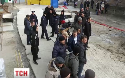 У Києві люди самостійно засипали котлован скандальної забудови