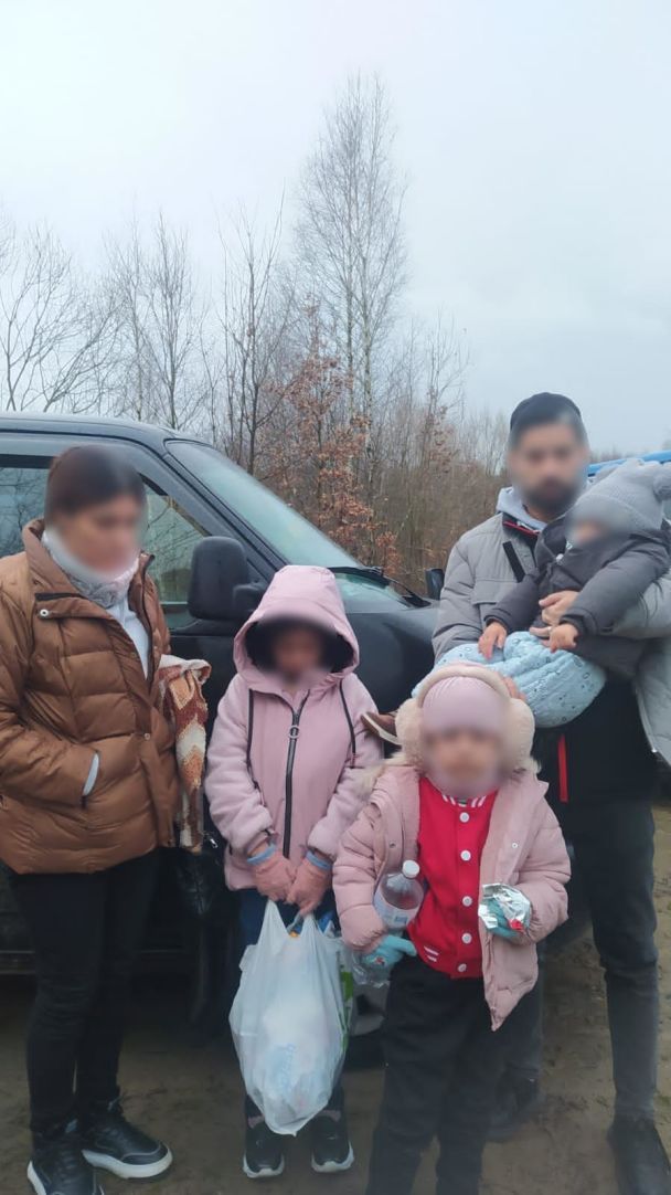 Громадяни Іраку з дітьми на кордоні з Польщею