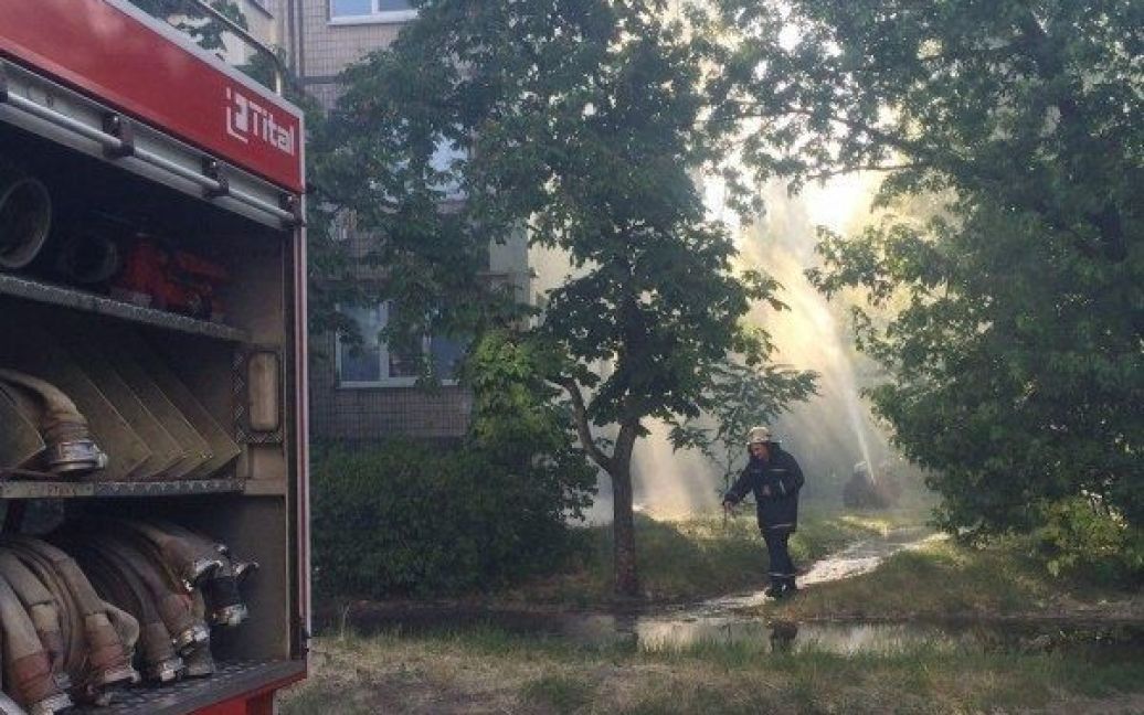 Пожарные пытаются погасить огонь. / © Громадське ТБ