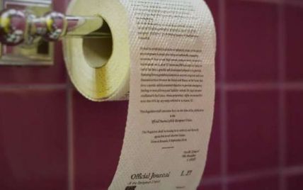 В России выпустили туалетную бумагу с текстом санкций Запада