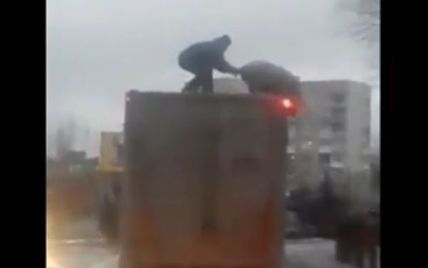 Под Киевом на крыше грузовика мужчина боролся со свиньей