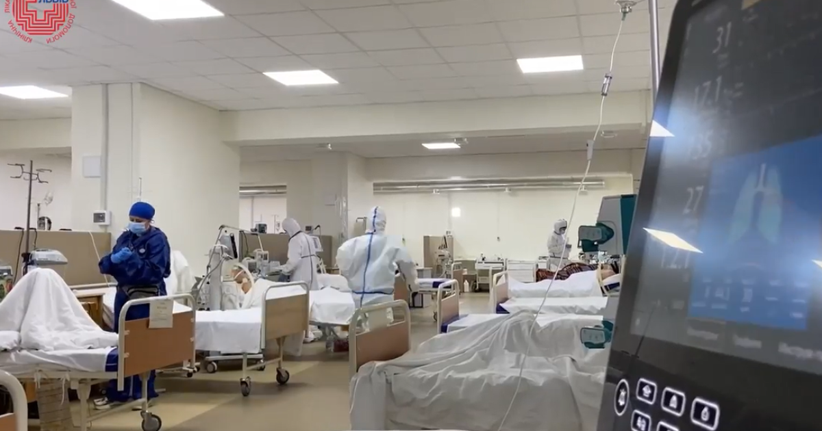 "Такого ще ніколи не було, дуже страшно": львівські лікарі показали, що відбувається в COVID-реанімації