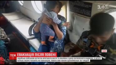 Індійські військові встигли врятувати мати та малюка з даху затопленого будинку