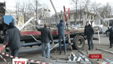 Семь человек остаются в больницах после падения на них рекламного щита в центре Черкасс